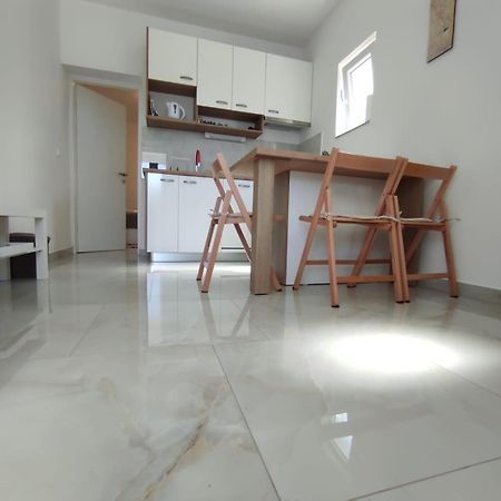 Apartment With Terrace And Garden ピロヴァッツ エクステリア 写真