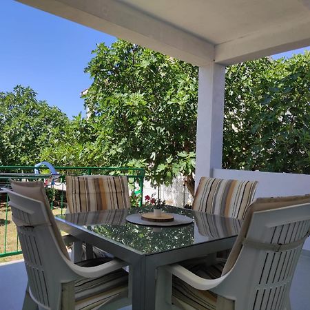 Apartment With Terrace And Garden ピロヴァッツ エクステリア 写真