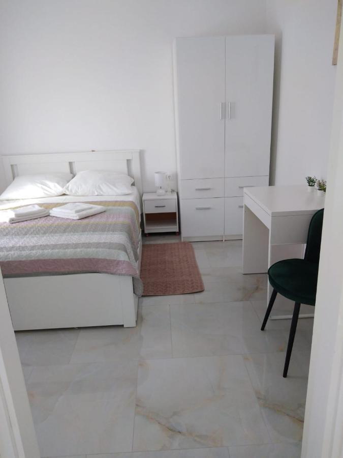 Apartment With Terrace And Garden ピロヴァッツ エクステリア 写真