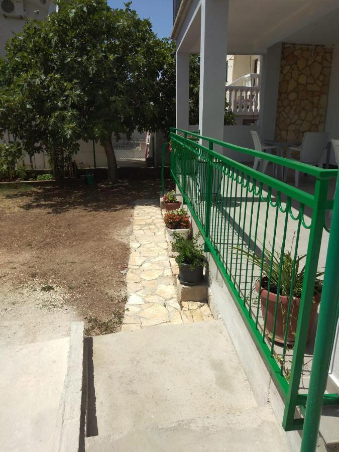 Apartment With Terrace And Garden ピロヴァッツ エクステリア 写真