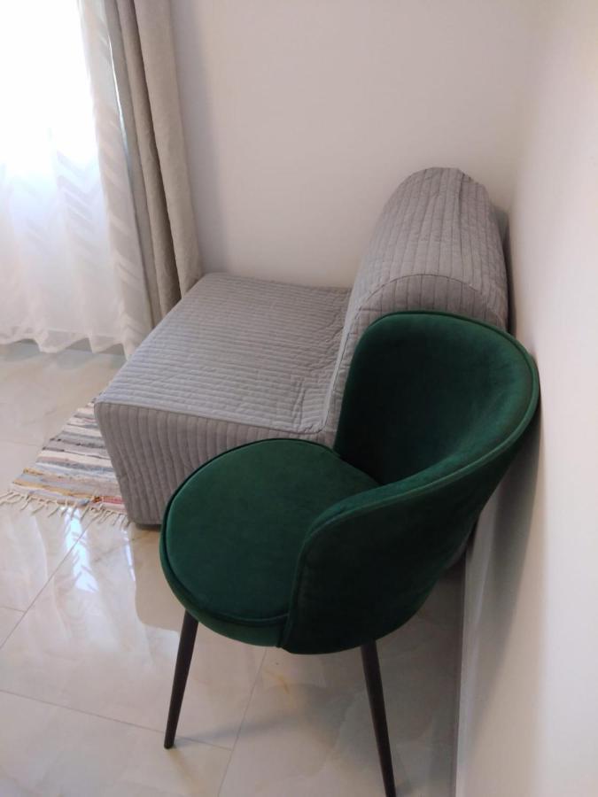 Apartment With Terrace And Garden ピロヴァッツ エクステリア 写真