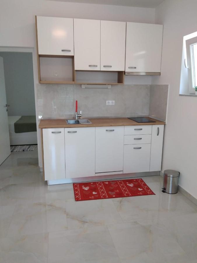 Apartment With Terrace And Garden ピロヴァッツ エクステリア 写真