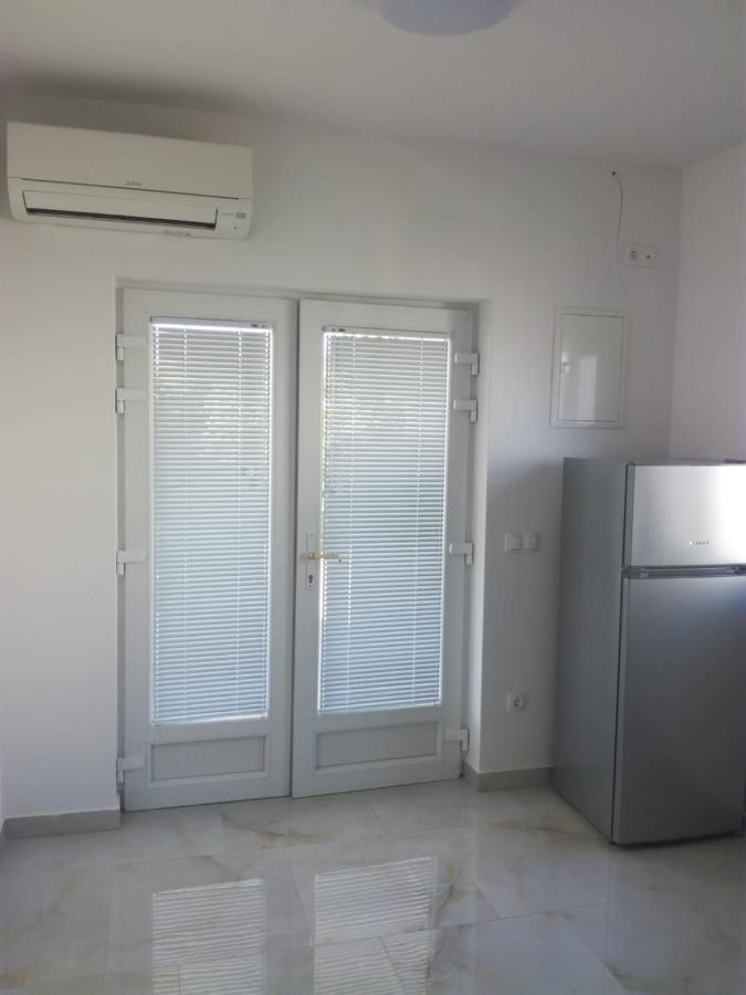 Apartment With Terrace And Garden ピロヴァッツ エクステリア 写真