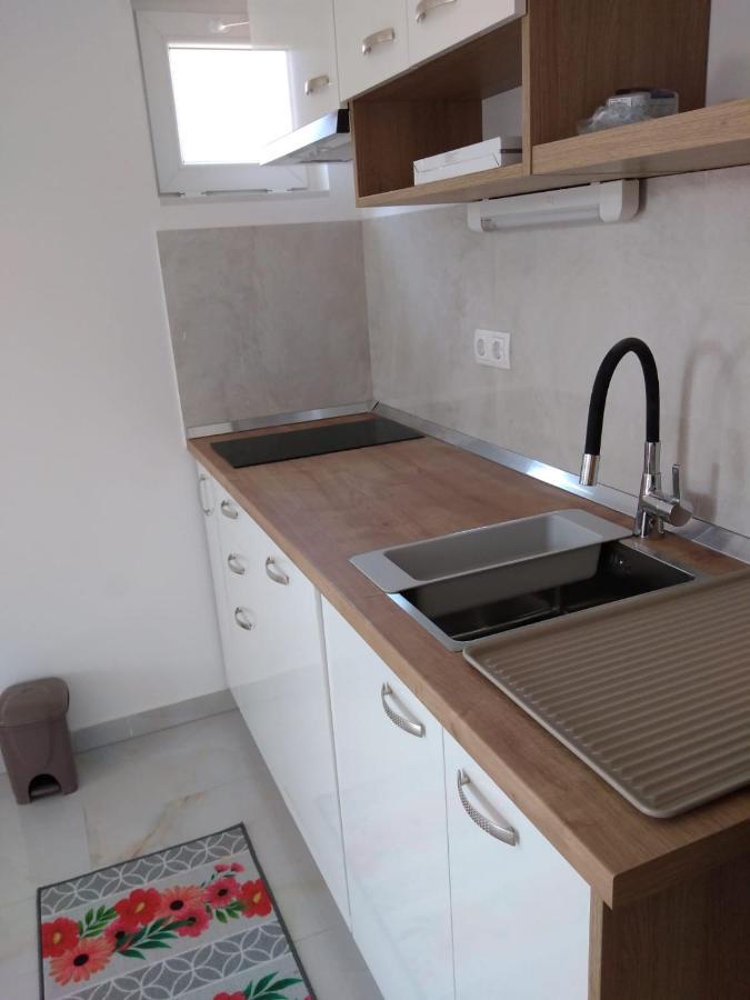 Apartment With Terrace And Garden ピロヴァッツ エクステリア 写真