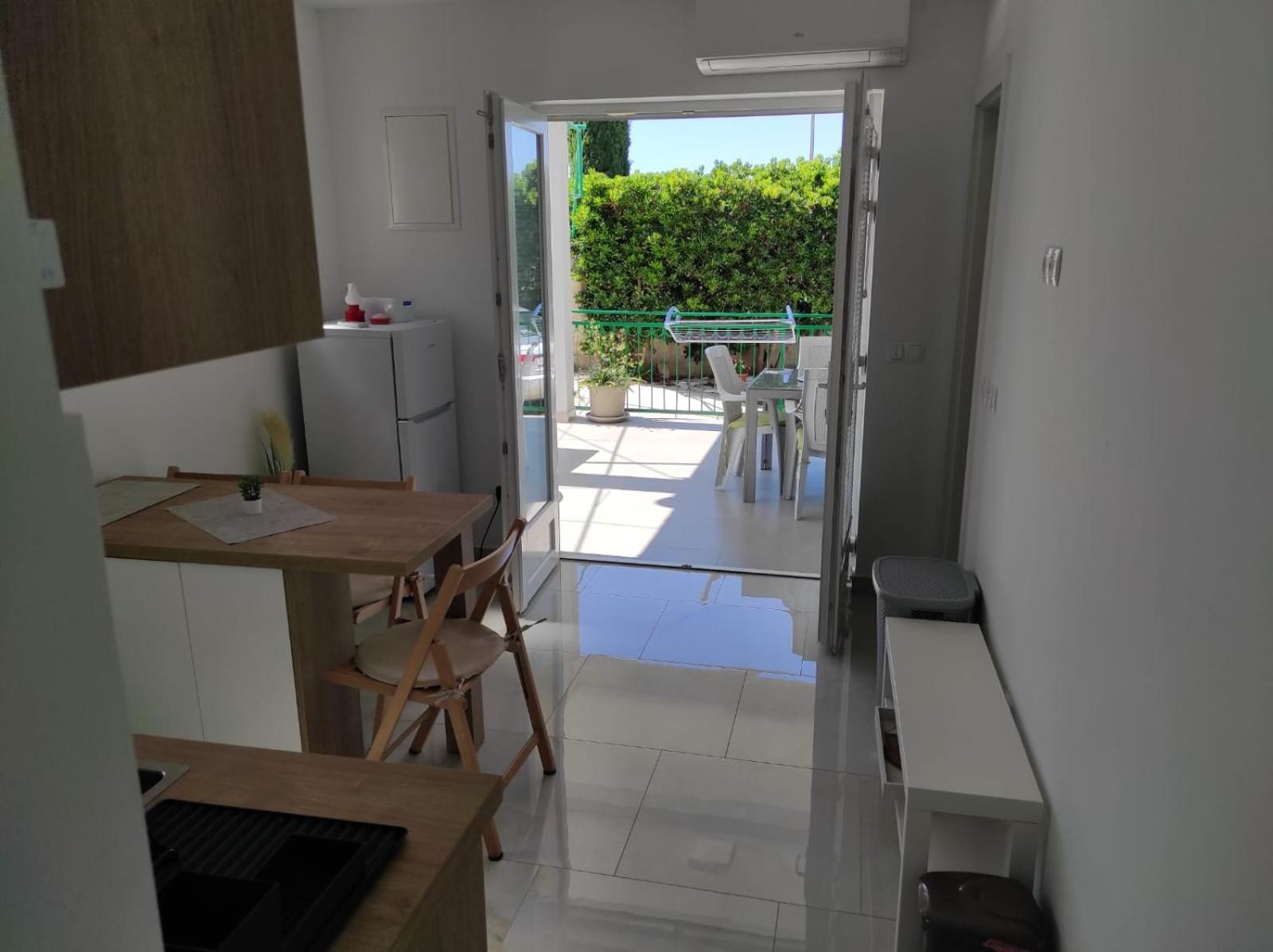 Apartment With Terrace And Garden ピロヴァッツ エクステリア 写真