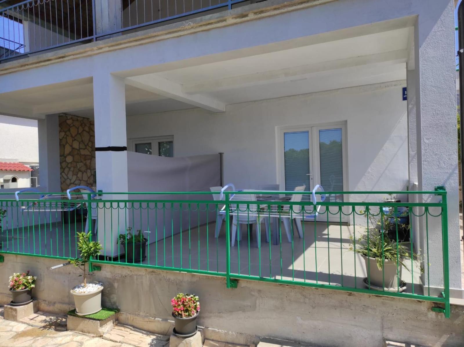 Apartment With Terrace And Garden ピロヴァッツ エクステリア 写真