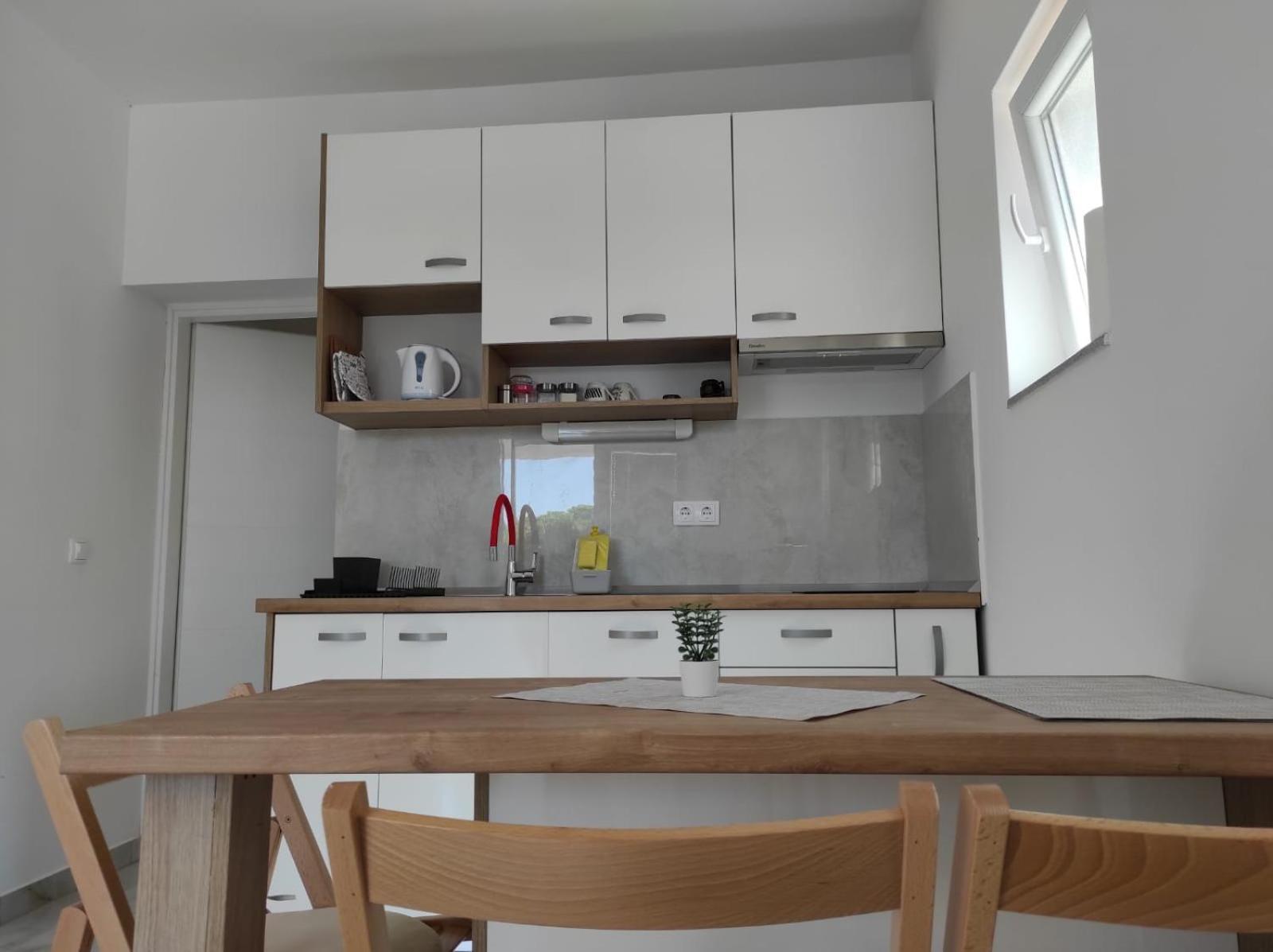 Apartment With Terrace And Garden ピロヴァッツ エクステリア 写真