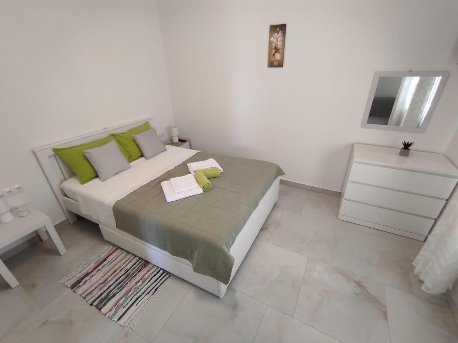 Apartment With Terrace And Garden ピロヴァッツ エクステリア 写真