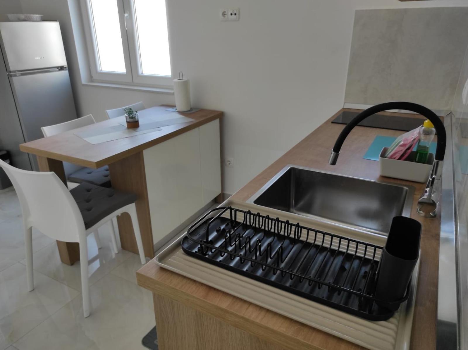 Apartment With Terrace And Garden ピロヴァッツ エクステリア 写真