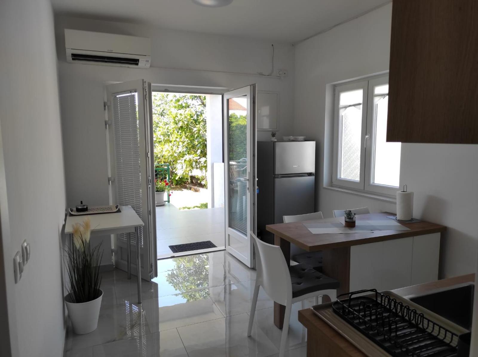 Apartment With Terrace And Garden ピロヴァッツ エクステリア 写真
