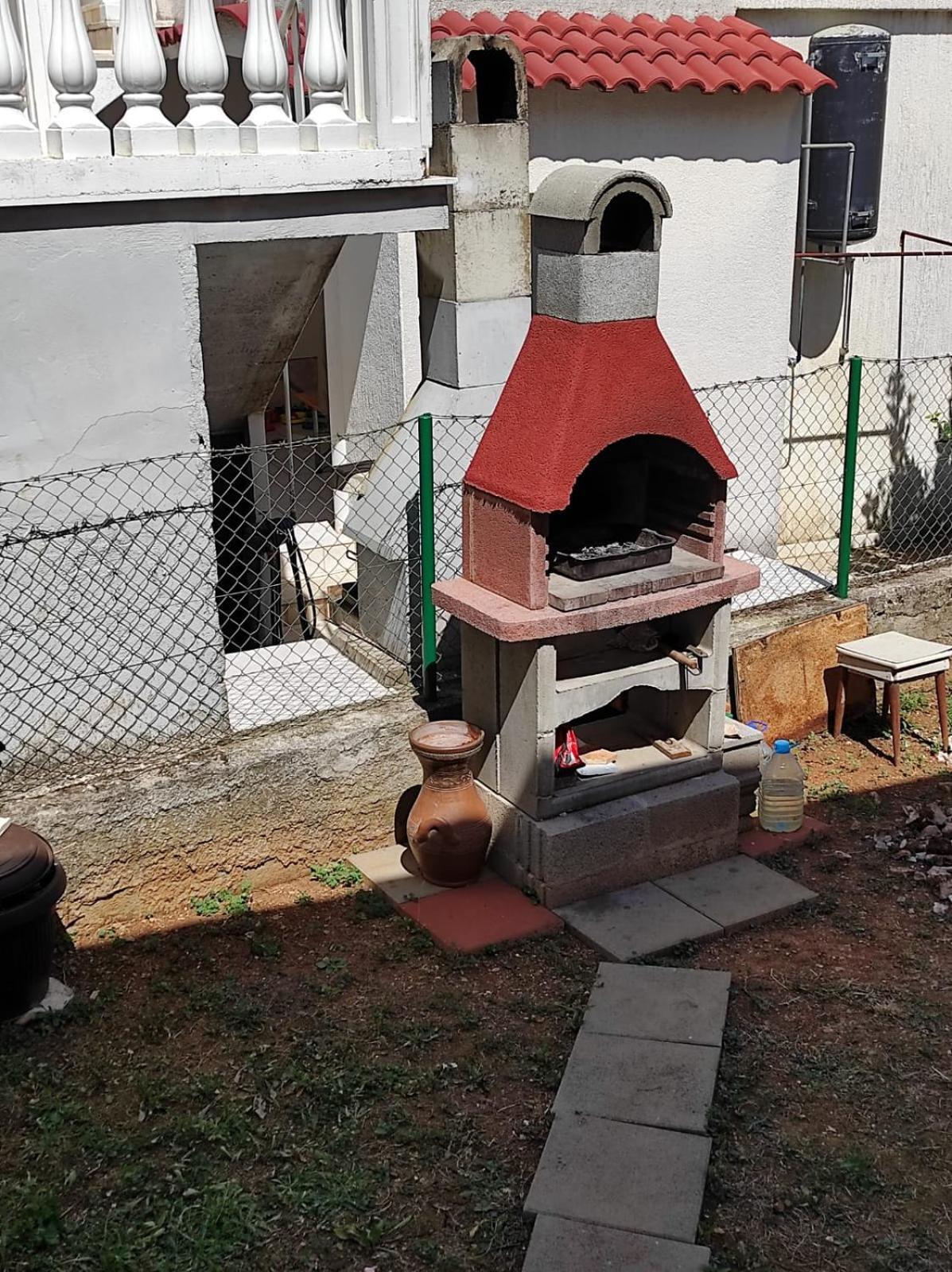 Apartment With Terrace And Garden ピロヴァッツ エクステリア 写真